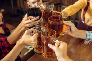 大手ギャラ飲みサービスの年齢制限事情を調査！オススメはWANNA